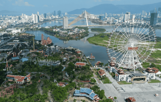 Vòng quay mặt trời Sun Wheel soi bóng xuống dòng sông thơ mộng, tạo nên khung cảnh check-in không thể bỏ lỡ tại Đà Nẵng.